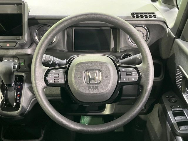 �C���e���A�ɍ��킹���f�U�C���̃X�e�A�����O�́A�^�]�������̂��Ƃ��l���A�^�]���₷���`��A�傫���ł��B�����x�A���ۂɐG���Ă��m���߂��������B