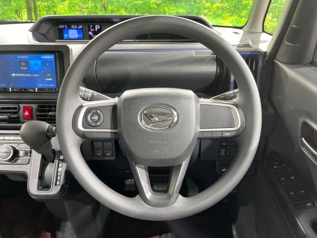 �C���e���A�ɍ��킹���f�U�C���̃X�e�A�����O�́A�^�]�������̂��Ƃ��l���A�^�]���₷���`��A�傫���ł��B�����x�A���ۂɐG���Ă��m���߂��������B