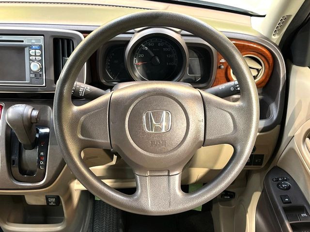 �C���e���A�ɍ��킹���f�U�C���̃X�e�A�����O�́A�^�]�������̂��Ƃ��l���A�^�]���₷���`��A�傫���ł��B�����x�A���ۂɐG���Ă��m���߂��������B