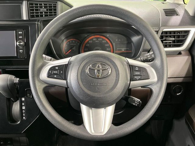 �C���e���A�ɍ��킹���f�U�C���̃X�e�A�����O�́A�^�]�������̂��Ƃ��l���A�^�]���₷���`��A�傫���ł��B�����x�A���ۂɐG���Ă��m���߂��������B