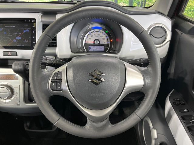 �C���e���A�ɍ��킹���f�U�C���̃X�e�A�����O�́A�^�]�������̂��Ƃ��l���A�^�]���₷���`��A�傫���ł��B�����x�A���ۂɐG���Ă��m���߂��������B