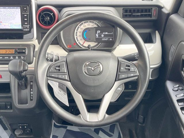 �C���e���A�ɍ��킹���f�U�C���̃X�e�A�����O�́A�^�]�������̂��Ƃ��l���A�^�]���₷���`��A�傫���ł��B�����x�A���ۂɐG���Ă��m���߂��������B