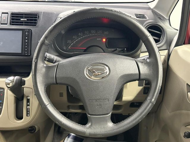 インテリアに合わせたデザインのステアリングは、運転される方のことも考え、運転しやすい形状、大きさです。是非一度、実際に触ってお確かめください。