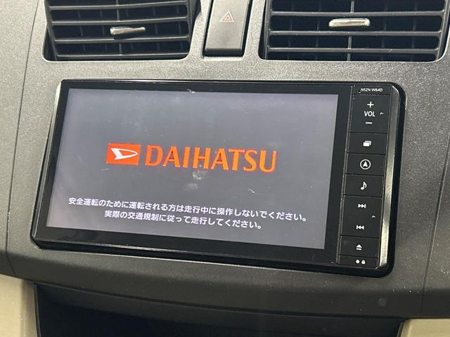 【純正ナビ】人気の純正ナビを装備しております。ナビの使いやすさはもちろん、オーディオ機能も充実!キャンプや旅行はもちろん、通勤や買い物など普段のドライブも楽しくなるはず♪