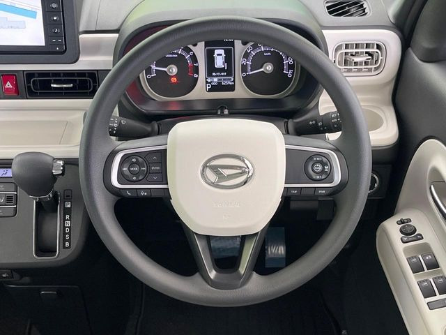 �C���e���A�ɍ��킹���f�U�C���̃X�e�A�����O�́A�^�]�������̂��Ƃ��l���A�^�]���₷���`��A�傫���ł��B�����x�A���ۂɐG���Ă��m���߂��������B