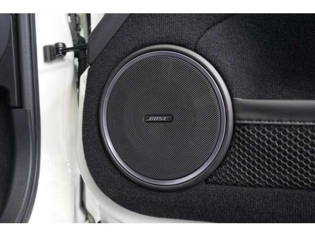 GT-R��p�݌v��BOSE�v���~�A���T�E���h�V�X�e���𑕔��B�A�N�e�B�u�m�C�Y�L�����Z���@�\�����ڂ��A�ԓ���Ԃɍ��킹�čœK�����ꂽ�㎿�ȉ������h���C�u�̂����ɂ��y���݂��������܂��B