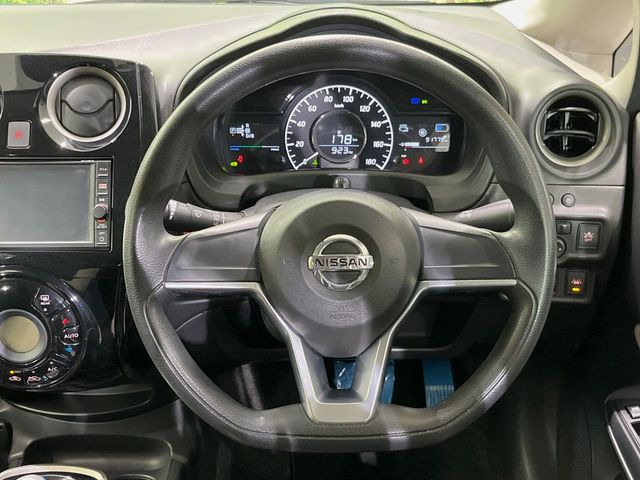 �C���e���A�ɍ��킹���f�U�C���̃X�e�A�����O�́A�^�]�������̂��Ƃ��l���A�^�]���₷���`��A�傫���ł��B�����x�A���ۂɐG���Ă��m���߂��������B