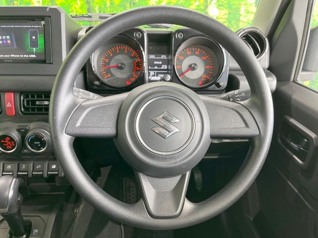 �C���e���A�ɍ��킹���f�U�C���̃X�e�A�����O�́A�^�]�������̂��Ƃ��l���A�^�]���₷���`��A�傫���ł��B�����x�A���ۂɐG���Ă��m���߂��������B