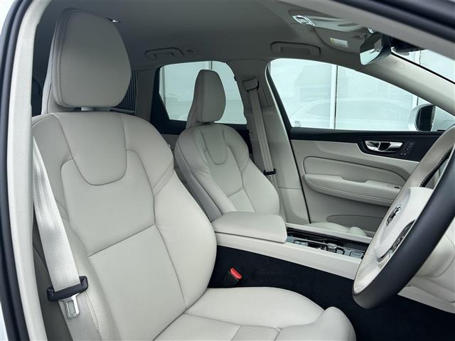 XC60B5 AWD モメンタム 4WD