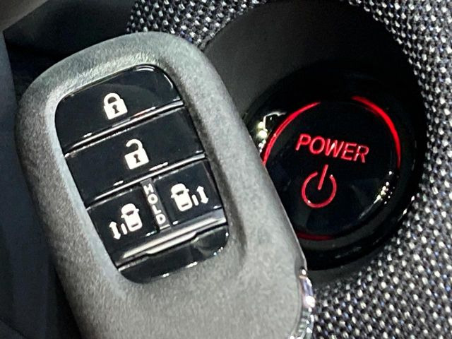 �yHonda�X�}�[�g�L�[�z�J�o����|�P�b�g�ɓ��ꂽ�܂܂ł��h�A�̎{���E�������\�ȃX�}�[�g�L�[�𑕔��B�G���W���̃I���E�I�t�����J�M�����o���K�v����������Ƃ��Ă��֗��ł���
