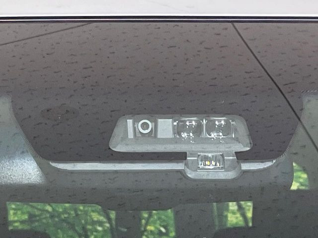 【三菱e-Assist】走行中に前方の車両等を認識し、衝突しそうな時は警報とブレーキで衝突回避と被害軽減をアシスト。より安全にドライブをお楽しみいただけます。