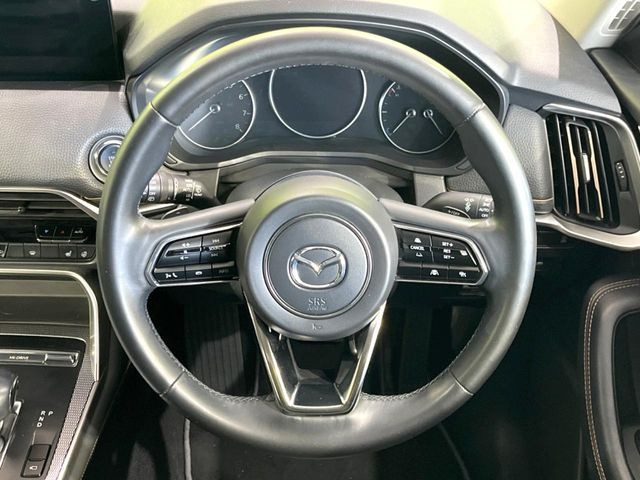 �C���e���A�ɍ��킹���f�U�C���̃X�e�A�����O�́A�^�]�������̂��Ƃ��l���A�^�]���₷���`��A�傫���ł��B�����x�A���ۂɐG���Ă��m���߂��������B