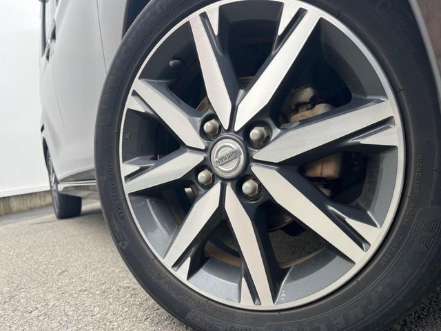 �y����15�C���`�A���~�z�C�[���z�O�ςɃ}�b�`���������A���~�z�C�[���𑕒����Ă���܂��B�e��ЊO�A���~�z�C�[����A�X�^�b�h���X�^�C�����戵�����Ă���܂��B���񂲑��k������