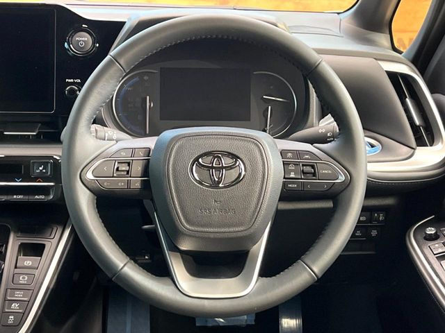 �C���e���A�ɍ��킹���f�U�C���̃X�e�A�����O�́A�^�]�������̂��Ƃ��l���A�^�]���₷���`��A�傫���ł��B�����x�A���ۂɐG���Ă��m���߂��������B