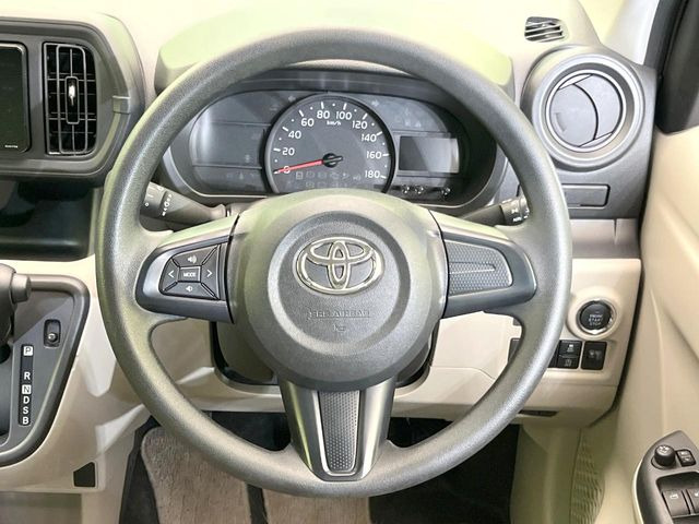 �C���e���A�ɍ��킹���f�U�C���̃X�e�A�����O�́A�^�]�������̂��Ƃ��l���A�^�]���₷���`��A�傫���ł��B�����x�A���ۂɐG���Ă��m���߂��������B