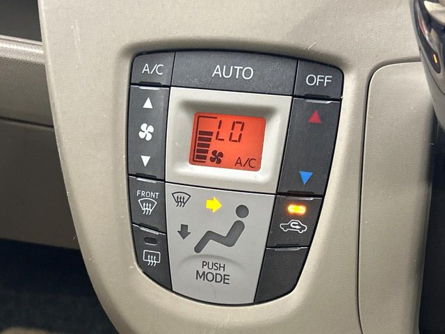 【オートエアコン】一度お好みの温度に設定すれば、車内の温度を検知し風量や温度を自動で調整。暑い&hellip;寒い&hellip;と何度もスイッチ操作をする必要はありません。快適な車内空間には必須の機能ですね♪