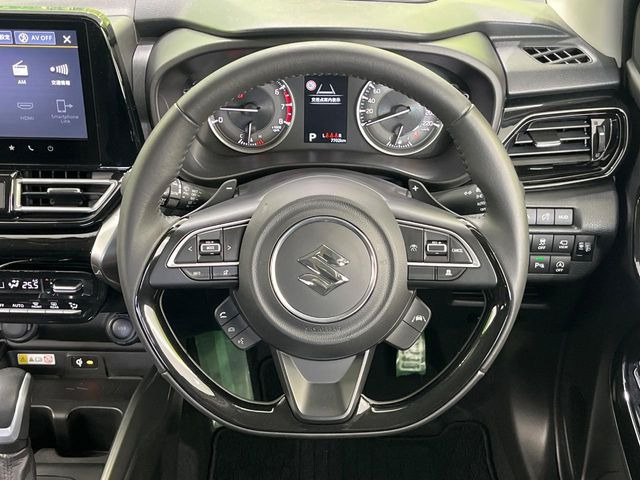 �C���e���A�ɍ��킹���f�U�C���̃X�e�A�����O�́A�^�]�������̂��Ƃ��l���A�^�]���₷���`��A�傫���ł��B�����x�A���ۂɐG���Ă��m���߂��������B