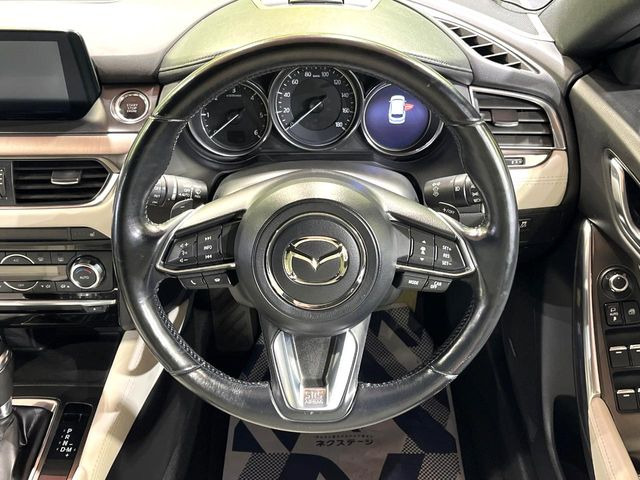 �C���e���A�ɍ��킹���f�U�C���̃X�e�A�����O�́A�^�]�������̂��Ƃ��l���A�^�]���₷���`��A�傫���ł��B�����x�A���ۂɐG���Ă��m���߂��������B