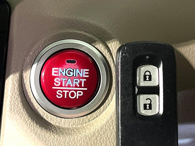 �yHonda�X�}�[�g�L�[�z�J�o����|�P�b�g�ɓ��ꂽ�܂܂ł��h�A�̎{���E�������\�ȃX�}�[�g�L�[�𑕔��B�G���W���̃I���E�I�t�����J�M�����o���K�v����������Ƃ��Ă��֗��ł���