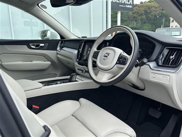 XC60B5 AWD モメンタム 4WD