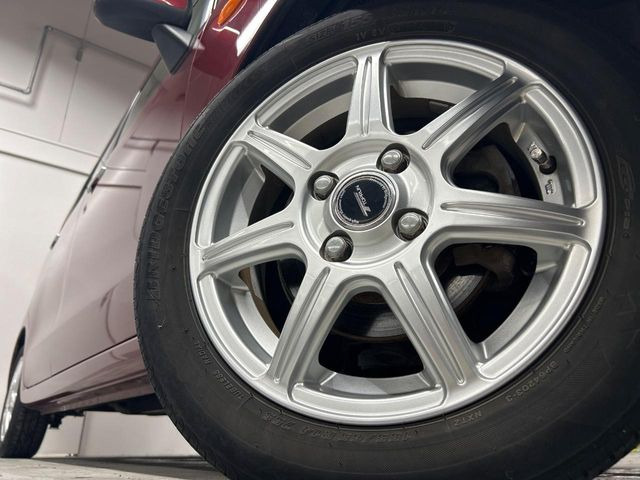 【14インチアルミホイール】外観にマッチしたアルミホイールを装着しております。各種アルミホイールや、スタッドレスタイヤも取扱いしております。是非ご相談ください♪