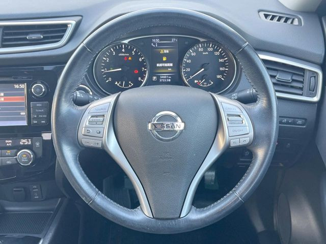 �C���e���A�ɍ��킹���f�U�C���̃X�e�A�����O�́A�^�]�������̂��Ƃ��l���A�^�]���₷���`��A�傫���ł��B�����x�A���ۂɐG���Ă��m���߂��������B
