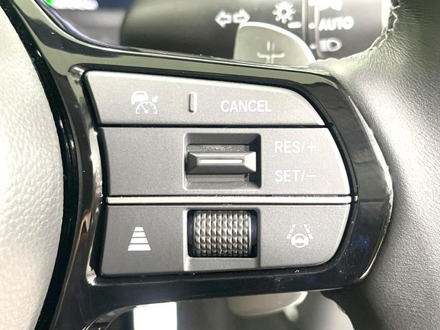 【アダプティブクルーズコントロール】高速道路での長距離走行が楽に!!自動で速度を保つクルーズコントロールが、衝突軽減システムと連携し、前方の車両を感知して車間を保つように速度調節してくれます!!