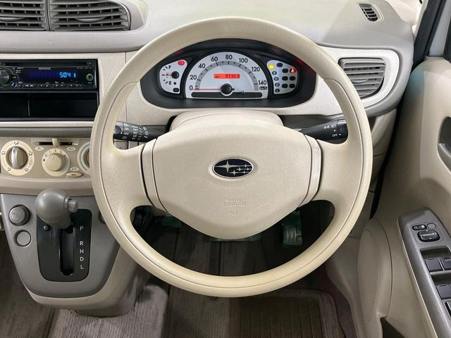 �C���e���A�ɍ��킹���f�U�C���̃X�e�A�����O�́A�^�]�������̂��Ƃ��l���A�^�]���₷���`��A�傫���ł��B�����x�A���ۂɐG���Ă��m���߂��������B