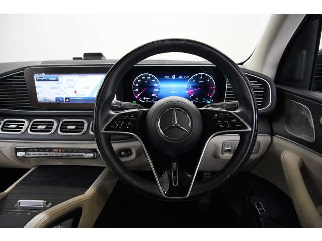 AMG�X�|�[�c�X�e�A�����O&�p�h���V�t�g�𑕔��BMBUX�ɂ���i�̃f�W�^�����[�^�[�p�l�����^�]���T�|�[�g���A���銽�т����߂Ă����^�]�����������Ă���܂��B