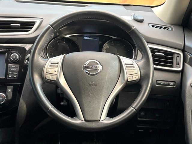 �C���e���A�ɍ��킹���f�U�C���̃X�e�A�����O�́A�^�]�������̂��Ƃ��l���A�^�]���₷���`��A�傫���ł��B�����x�A���ۂɐG���Ă��m���߂��������B