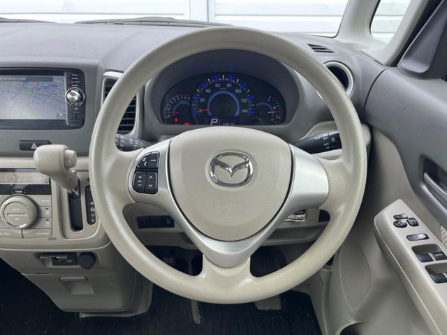 �C���e���A�ɍ��킹���f�U�C���̃X�e�A�����O�́A�^�]�������̂��Ƃ��l���A�^�]���₷���`��A�傫���ł��B�����x�A���ۂɐG���Ă��m���߂��������B