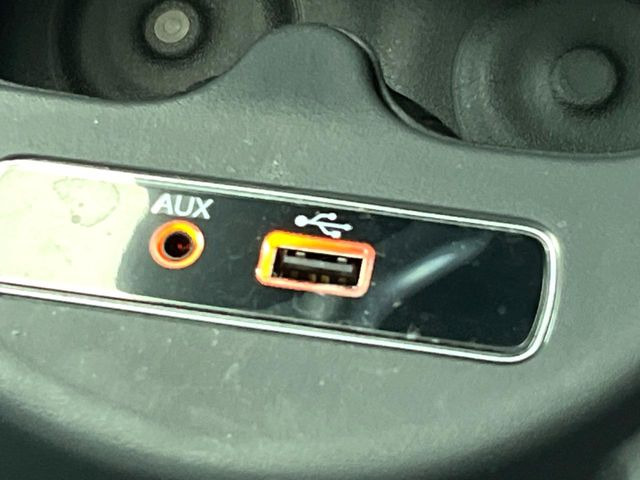 ��USB�EAUX�ڑ�:���莝���̃~���[�W�b�N�v���[���[��ڑ����A�ԓ��ł��C�ɓ���̉��y���C�y�Ɋy���ނ��Ƃ��ł��܂���