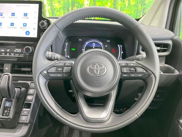 �C���e���A�ɍ��킹���f�U�C���̃X�e�A�����O�́A�^�]�������̂��Ƃ��l���A�^�]���₷���`��A�傫���ł��B�����x�A���ۂɐG���Ă��m���߂��������B