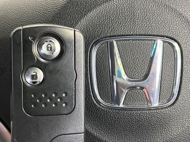 �yHonda�X�}�[�g�L�[�z�J�o����|�P�b�g�ɓ��ꂽ�܂܂ł��h�A�̎{���E�������\�ȃX�}�[�g�L�[�𑕔��B�G���W���̃I���E�I�t�����J�M�����o���K�v����������Ƃ��Ă��֗��ł���
