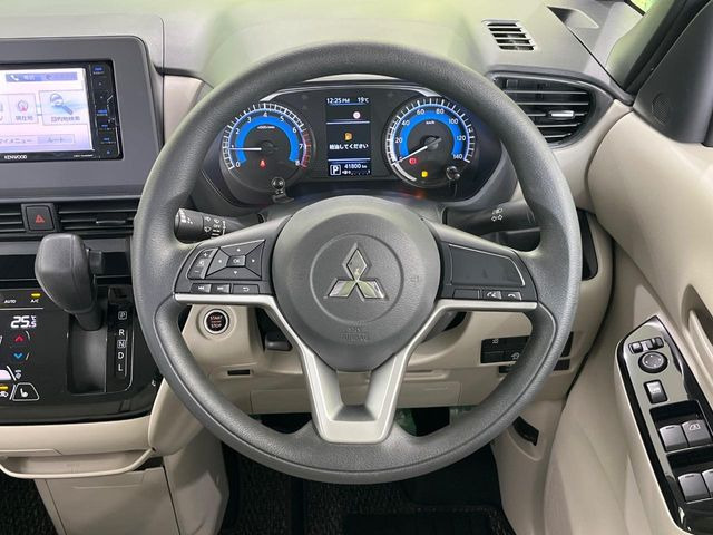 �C���e���A�ɍ��킹���f�U�C���̃X�e�A�����O�́A�^�]�������̂��Ƃ��l���A�^�]���₷���`��A�傫���ł��B�����x�A���ۂɐG���Ă��m���߂��������B