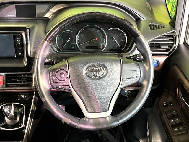 �C���e���A�ɍ��킹���f�U�C���̃X�e�A�����O�́A�^�]�������̂��Ƃ��l���A�^�]���₷���`��A�傫���ł��B�����x�A���ۂɐG���Ă��m���߂��������B