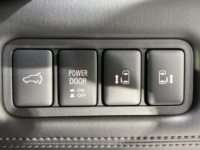 【両側パワースライドドア】スマートキーや運転席のスイッチで後席両側スライドドアの開閉が可能♪電動だから力を入れてドアを開ける必要が無く、小さなお子様でも簡単に開け閉めでき快適です♪