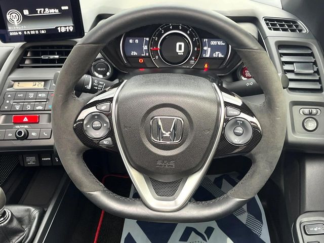 �C���e���A�ɍ��킹���f�U�C���̃X�e�A�����O�́A�^�]�������̂��Ƃ��l���A�^�]���₷���`��A�傫���ł��B�����x�A���ۂɐG���Ă��m���߂��������B