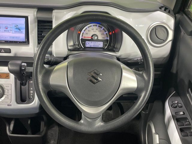 �C���e���A�ɍ��킹���f�U�C���̃X�e�A�����O�́A�^�]�������̂��Ƃ��l���A�^�]���₷���`��A�傫���ł��B�����x�A���ۂɐG���Ă��m���߂��������B