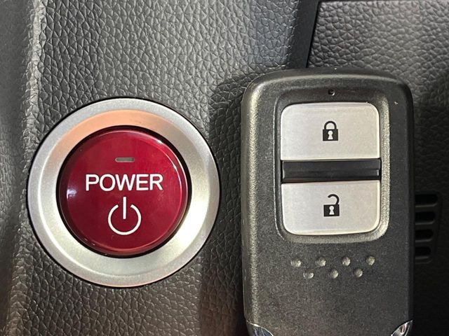 �yHonda�X�}�[�g�L�[�z�J�o����|�P�b�g�ɓ��ꂽ�܂܂ł��h�A�̎{���E�������\�ȃX�}�[�g�L�[�𑕔��B�G���W���̃I���E�I�t�����J�M�����o���K�v����������Ƃ��Ă��֗��ł���