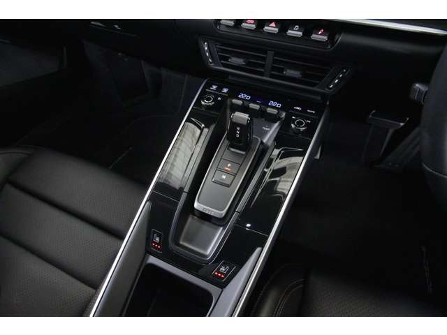 8��PDK�̃V�t�g���o�[���̗p�����Z���^�[�R���\�[���B�R���g���X�g�X�e�b�`���A�N�Z���g�ƂȂ�A���삷�邽�тɑ��銽�т����߂Ă����d���ĂɎd�オ���Ă���܂��B