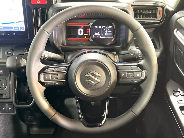 �C���e���A�ɍ��킹���f�U�C���̃X�e�A�����O�́A�^�]�������̂��Ƃ��l���A�^�]���₷���`��A�傫���ł��B�����x�A���ۂɐG���Ă��m���߂��������B