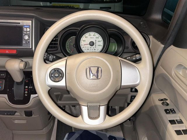 �C���e���A�ɍ��킹���f�U�C���̃X�e�A�����O�́A�^�]�������̂��Ƃ��l���A�^�]���₷���`��A�傫���ł��B�����x�A���ۂɐG���Ă��m���߂��������B
