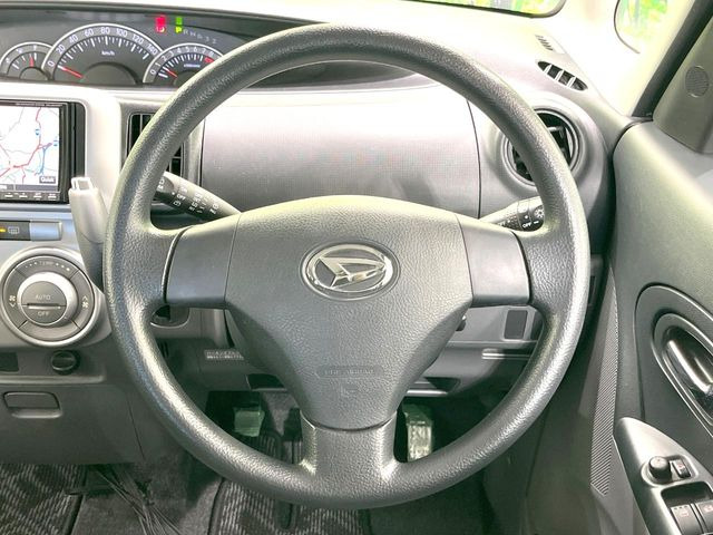 �C���e���A�ɍ��킹���f�U�C���̃X�e�A�����O�́A�^�]�������̂��Ƃ��l���A�^�]���₷���`��A�傫���ł��B�����x�A���ۂɐG���Ă��m���߂��������B