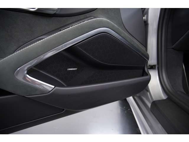 BOSE�T���E���h�T�E���h�V�X�e���𑕔��B�N���A�ŉ��s���̂��鉹���Đ��ɂ��A�G���W���T�E���h���������ĂȂ���A�h���C�u���̎ԓ���Ԃł��㎿�ȉ����̌������y���݂��������܂��B
