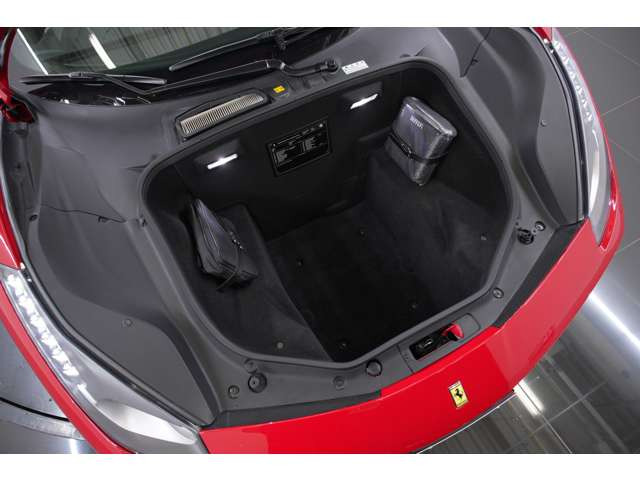 488GTB�̃t�����g�g�����N���������������BMR���C�A�E�g��488GTB�͑O��2�ӏ��ɉ׎�������Ă���A�X�[�p�[�J�[�Ƃ��Ă͎��p�I�Ȑύڔ\�͂�����g���ł̗��֐������߂Ă���܂��B