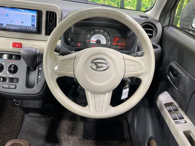 �C���e���A�ɍ��킹���f�U�C���̃X�e�A�����O�́A�^�]�������̂��Ƃ��l���A�^�]���₷���`��A�傫���ł��B�����x�A���ۂɐG���Ă��m���߂��������B