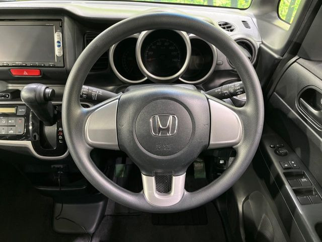 �C���e���A�ɍ��킹���f�U�C���̃X�e�A�����O�́A�^�]�������̂��Ƃ��l���A�^�]���₷���`��A�傫���ł��B�����x�A���ۂɐG���Ă��m���߂��������B