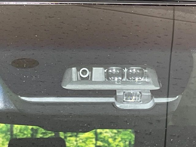 【三菱e-Assist】走行中に前方の車両等を認識し、衝突しそうな時は警報とブレーキで衝突回避と被害軽減をアシスト。より安全にドライブをお楽しみいただけます。