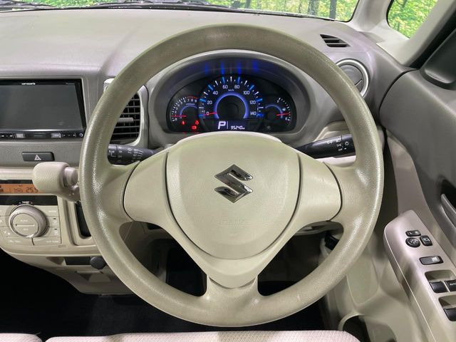 �C���e���A�ɍ��킹���f�U�C���̃X�e�A�����O�́A�^�]�������̂��Ƃ��l���A�^�]���₷���`��A�傫���ł��B�����x�A���ۂɐG���Ă��m���߂��������B